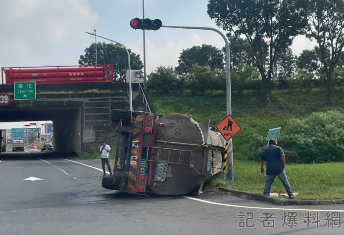 台南,油槽車,翻覆,車速過快