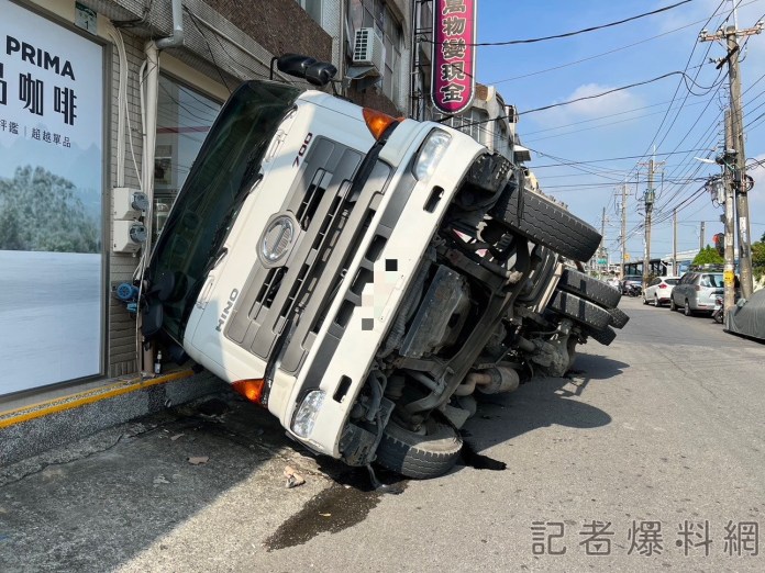 高雄大寮,路面塌陷,水泥預拌車