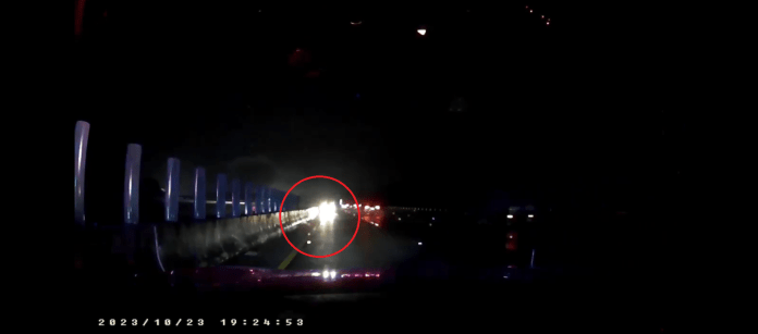 (國道逆向行車片)72歲婦人國道3逆向行車! 警攔獲已行駛12公里 53 3逆向行駛的自小客車(紅圈處)。民眾提供 | 社會 社會 記者爆料網