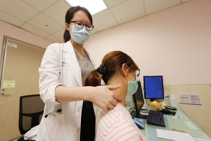 中年婦加班勞累體驗「撥筋」 腿部小血管破裂宛如瘀傷 82 2 38 | 健康 記者爆料網