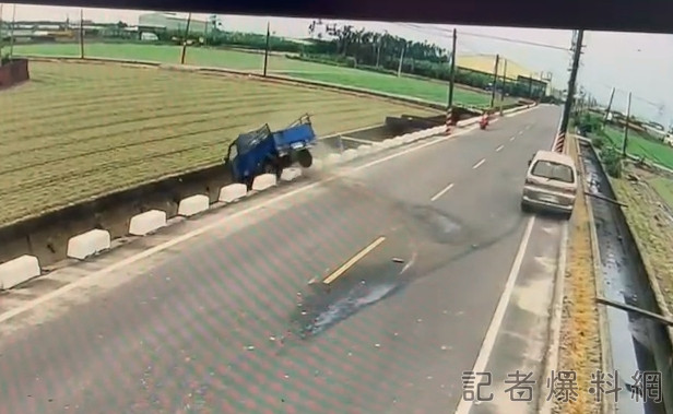 悲劇!屏東小貨車路口搶快左轉被撞飛 一頭栽進排水溝2人受傷 46 屏東,小貨車,搶快左轉,排水溝