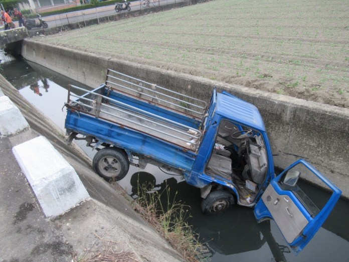 悲劇!屏東小貨車路口搶快左轉被撞飛 一頭栽進排水溝2人受傷 44 S 23584771 0 | 社會 社會 記者爆料網