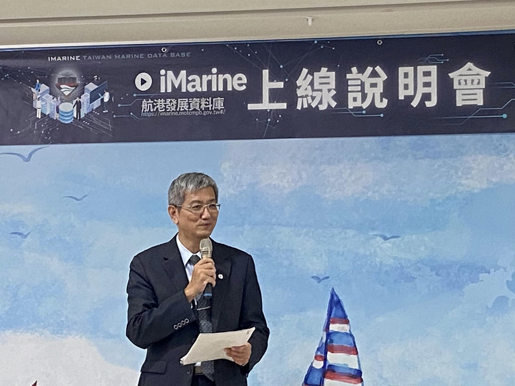 航港局局長葉協隆介紹「iMarine航港發展資料庫」(記者黃楸玲/攝影)