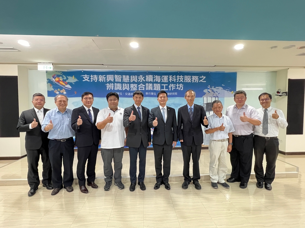 航港局陳賓權副局長與本工作坊講座-陽明海運鄭正雄技術長、船舶中心(SOIC)涂景欽專案經理、海洋大學蔡豐明教授及與會貴賓合影（圖：交通部航港局）