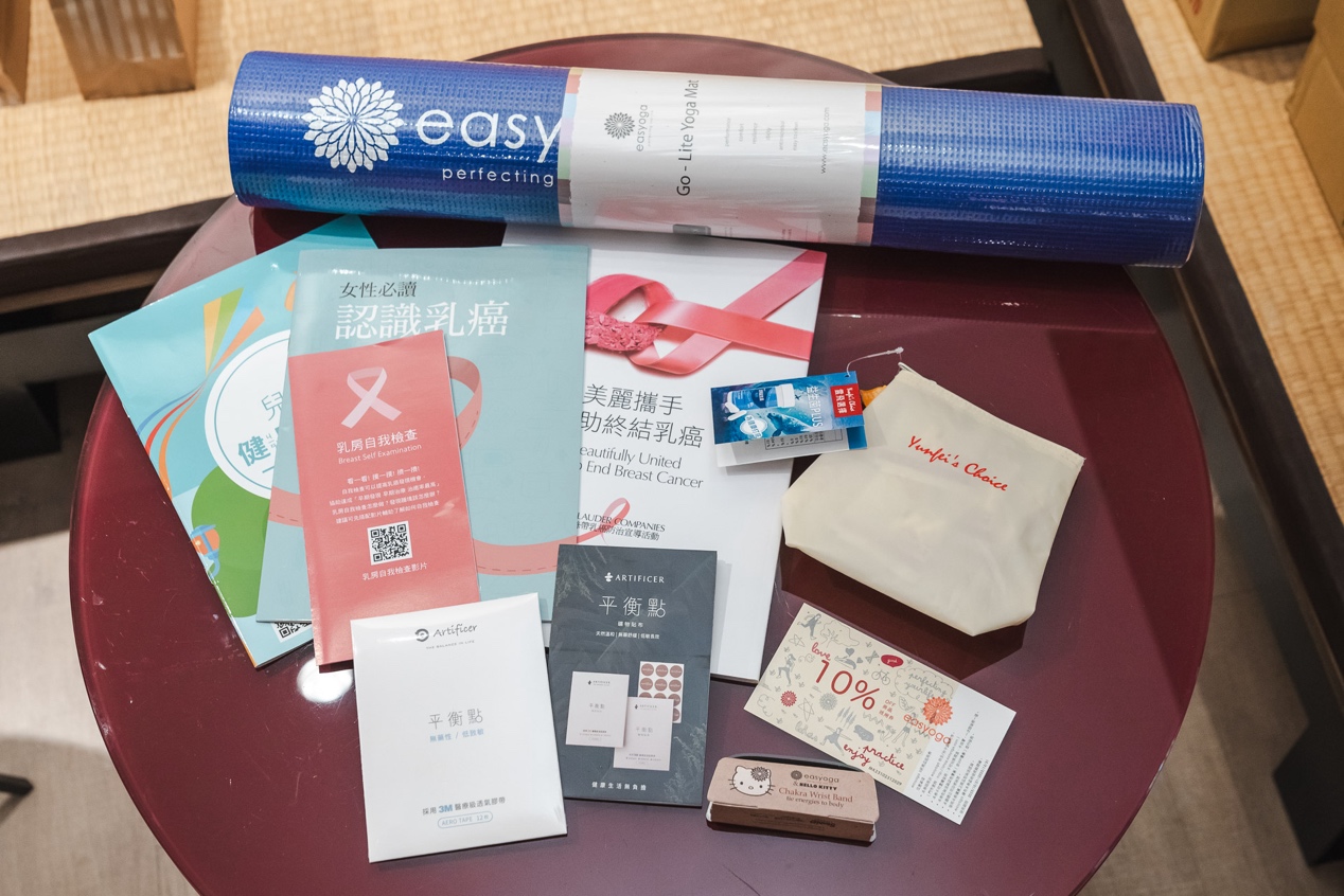 ▲本次活動蒙台灣癌症臨床研究發展基金會提供乳癌相關資訊；easy yoga大方贊助場地與瑜伽墊、手環、折扣券；雲飛選擇提供雲飛益生菌PLUS；Artificer提供平衡點礦物貼布，讓活動增色不少。（圖片提供：弘點全球顧問有限公司）