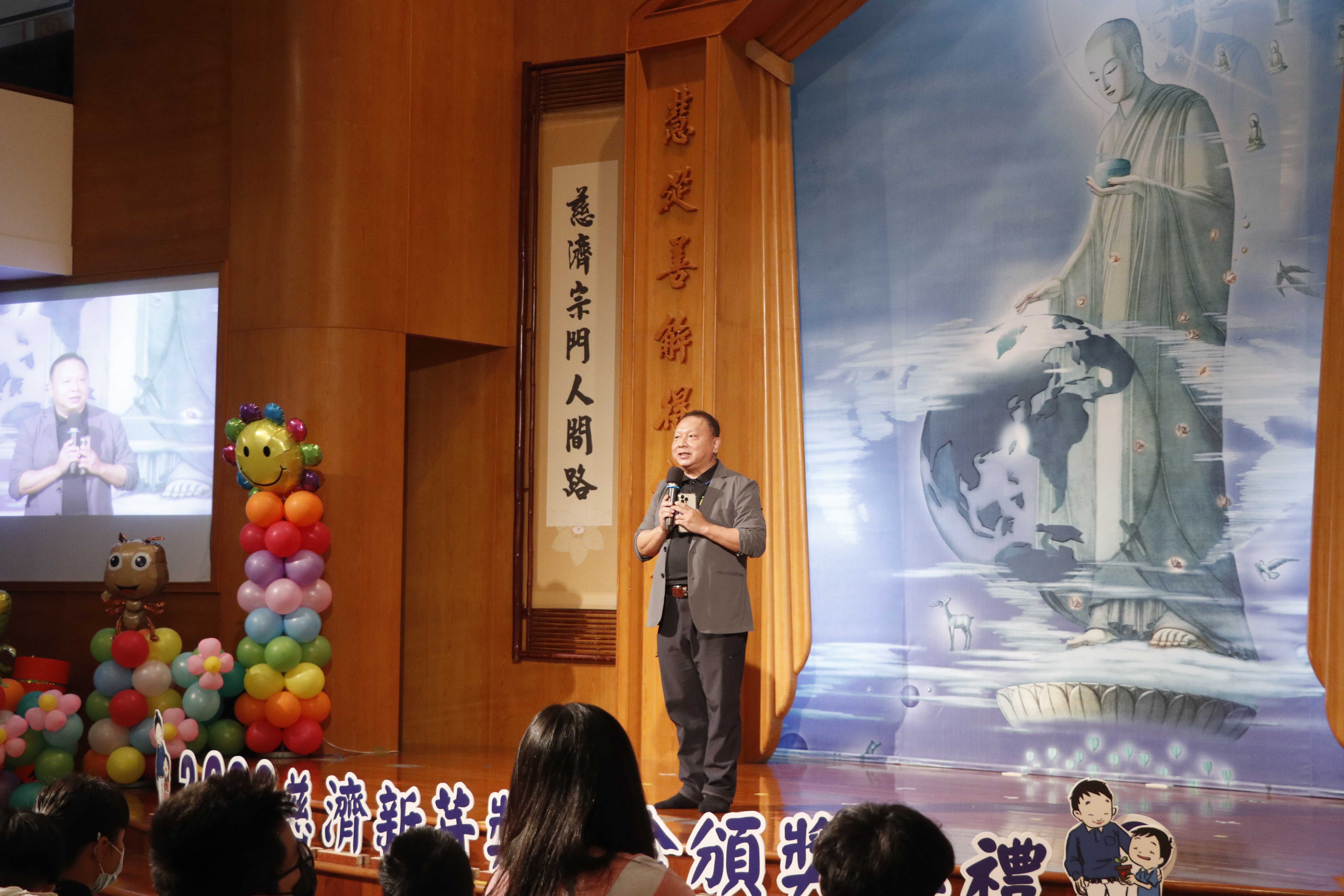 慈濟臺東靜思堂10月22日舉辦新芽獎學金頒獎典禮,學校師長出席鼓勵。圖為臺東高商林明錚校長勉勵得獎同學。