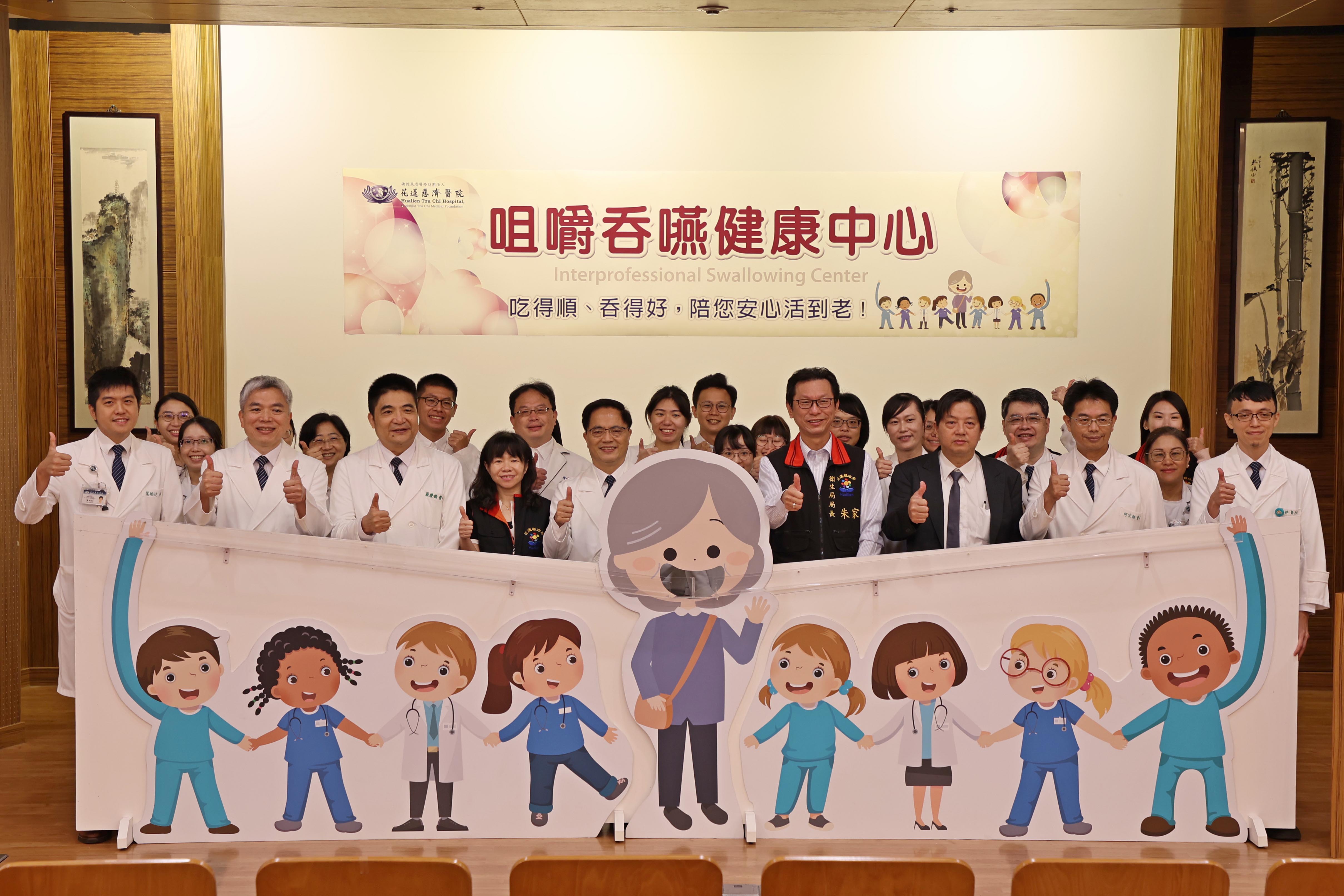 咀嚼吞嚥健康中心啟動儀式上,團隊投下象徵營養素的彩球,幫助咀嚼吞嚥障礙的長者與病人,吃得順、吞得好,安心活到老!