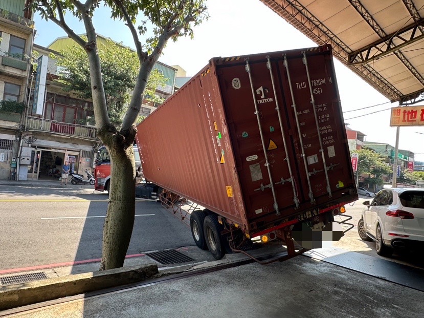 柑園派出所警員郭泓儀、鄭守鋐執行巡邏勤務時,接獲報案有貨櫃車傾斜事故,立刻趕赴現場後