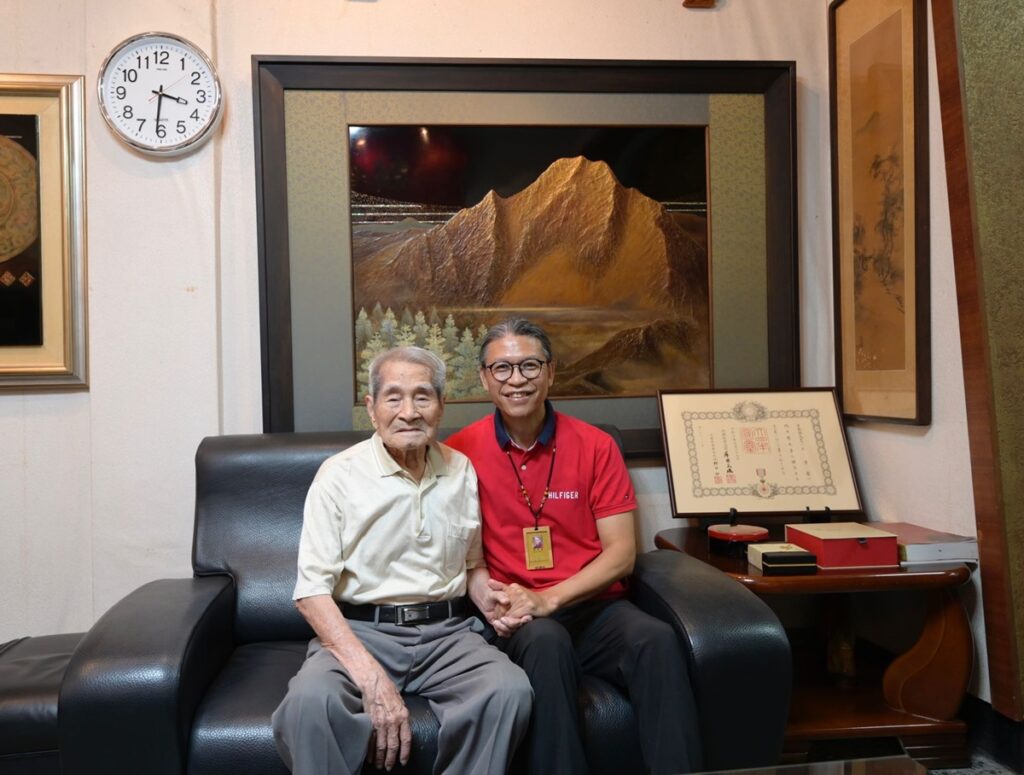 工藝中心主任陳殿禮(右)與王清霜老師合影。(圖/工藝中心提供)