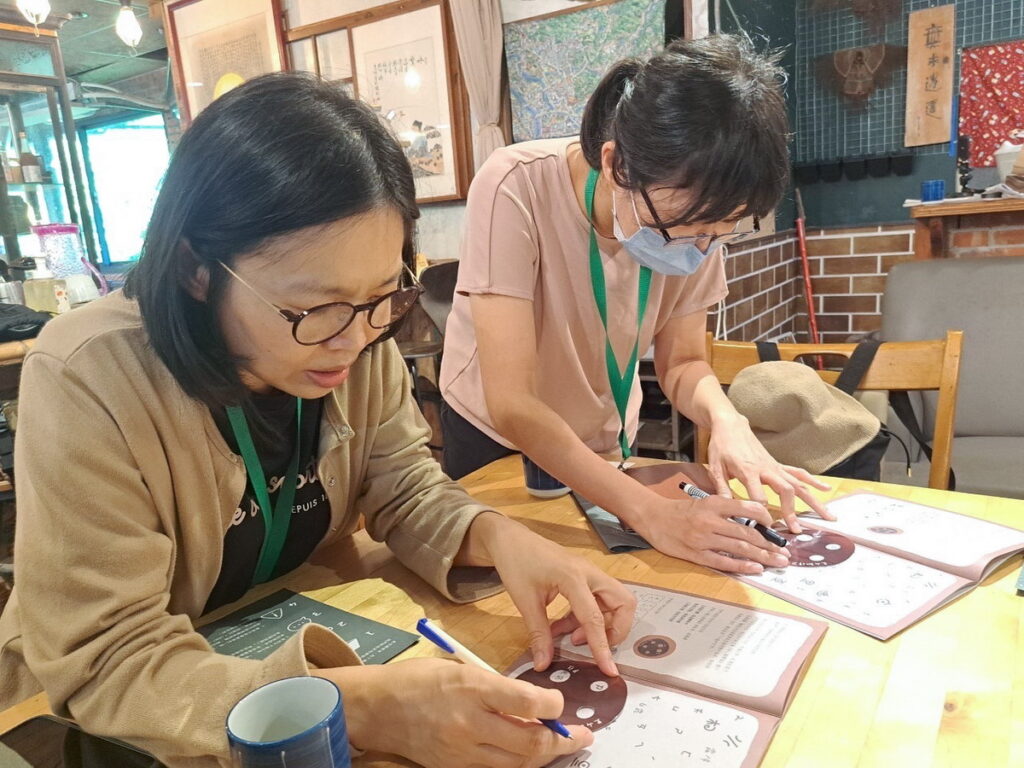 老師們化身里山節氣調查員，認識節令的作物特色與應用。開平餐飲學校/提供