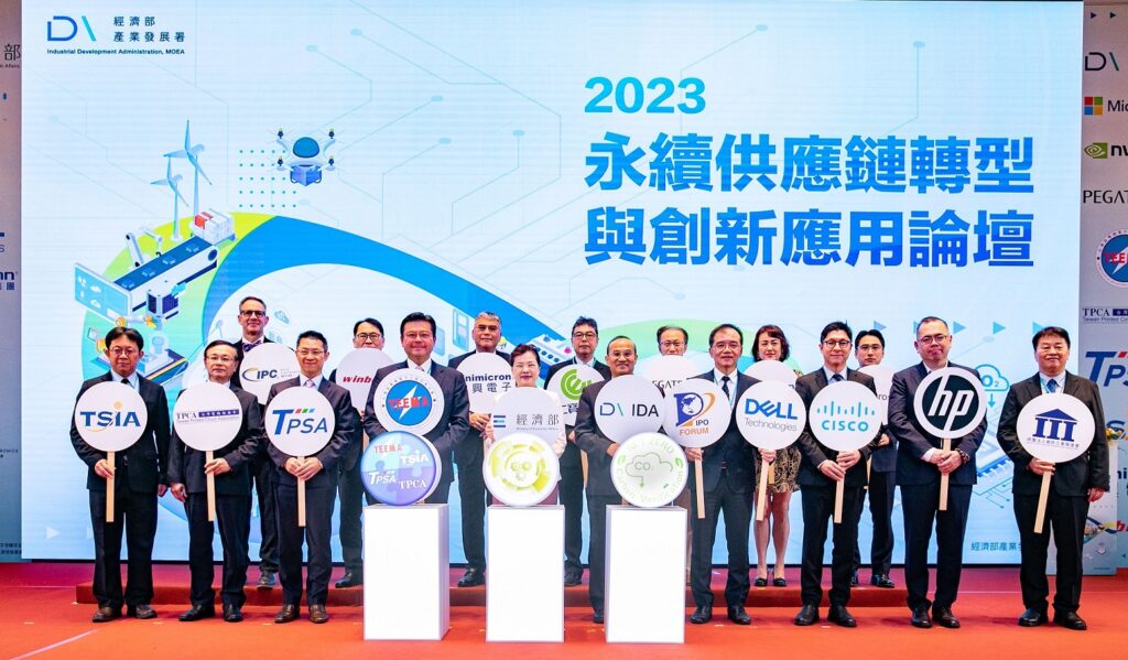 王美花部長(前排左五)代表經濟部攜手TSIA(前排左起)、TPCA、TPSA、TEEMA、產發署連署長、戴爾、思科、惠普、III、IPC(後排左起)、華邦、欣興、仁寶、和碩、鴻海與微軟共同見證供應鏈減碳成果。