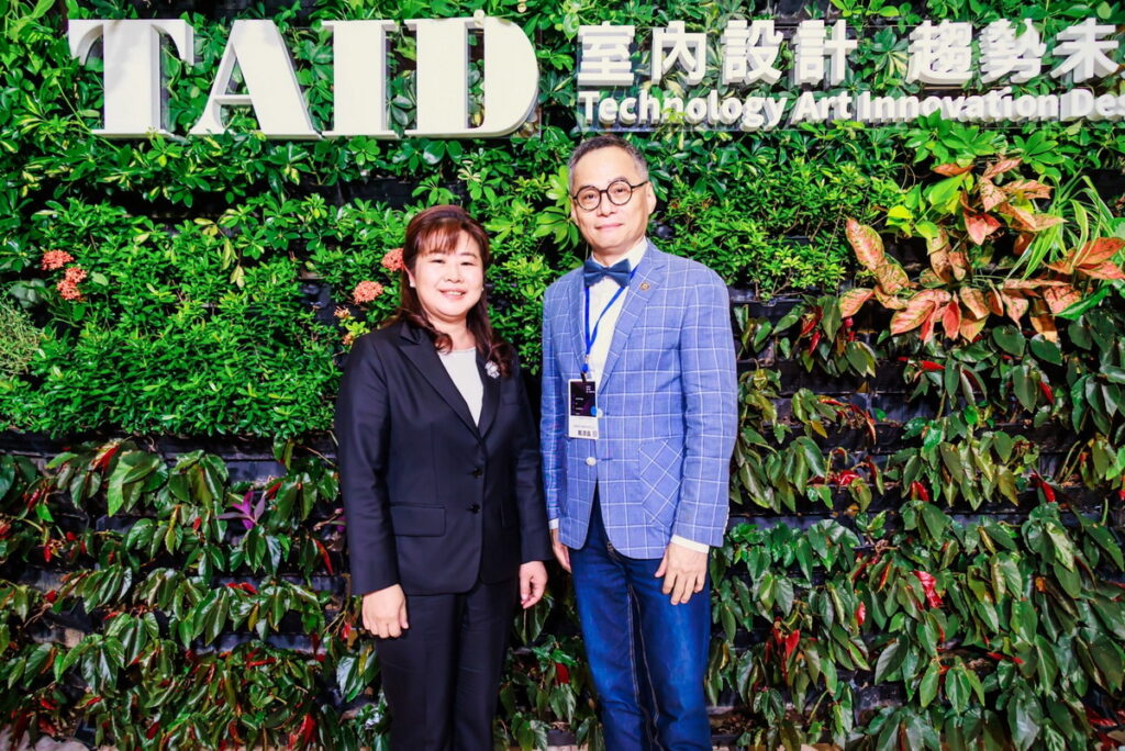 「台北市室內設計裝修同業公會」理事長戴源昌（右）以數位概念帶入室內設計領域，與東湧將IoT導入熱水器開發不謀而合。（東湧實業提供）