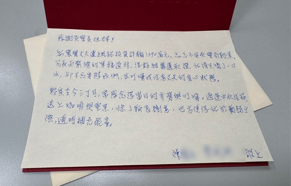 ▲圖說:女子特地帶著感謝信及點心來向員警表達謝意 (圖/台中市政府提供)