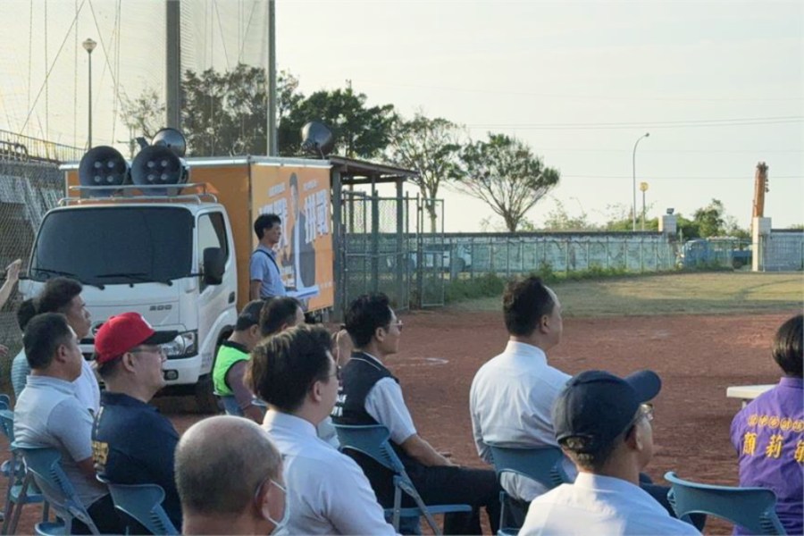 宣傳車進球場惹議 顏寬恆服務處:主辦單位借擴音設備 212 宣傳車進球場惹議 顏寬恆服務處:主辦單位借擴音設備 211