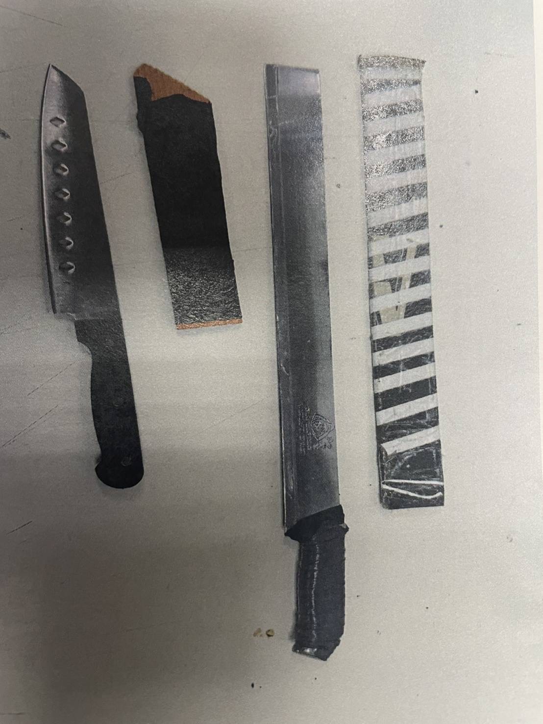 員警將楊男帶返所當場查扣刀械，依違反社會秩序維護法裁移請簡易庭裁處。（記者 張艷君翻攝）