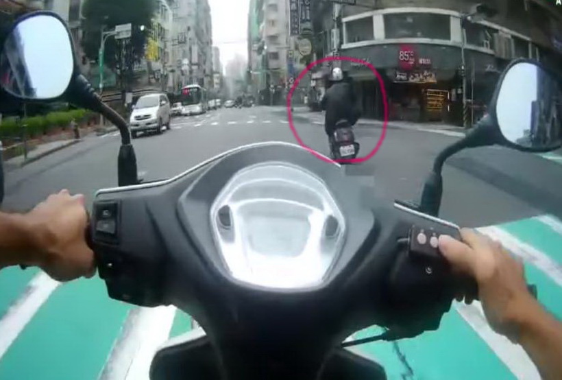 蔡姓男子猛催油門逃逸,員警緊追在後多次鳴笛示警,喝斥蔡某立即靠邊停車受檢。(圖/警土城分局提供)