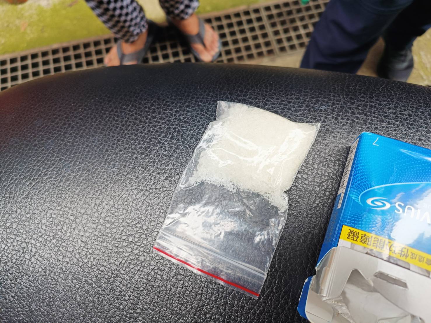 蔡姓男子落網後,員警在他身上當場搜出一菸盒裝內第二級毒品安非他命。(圖/警土城分局提供)