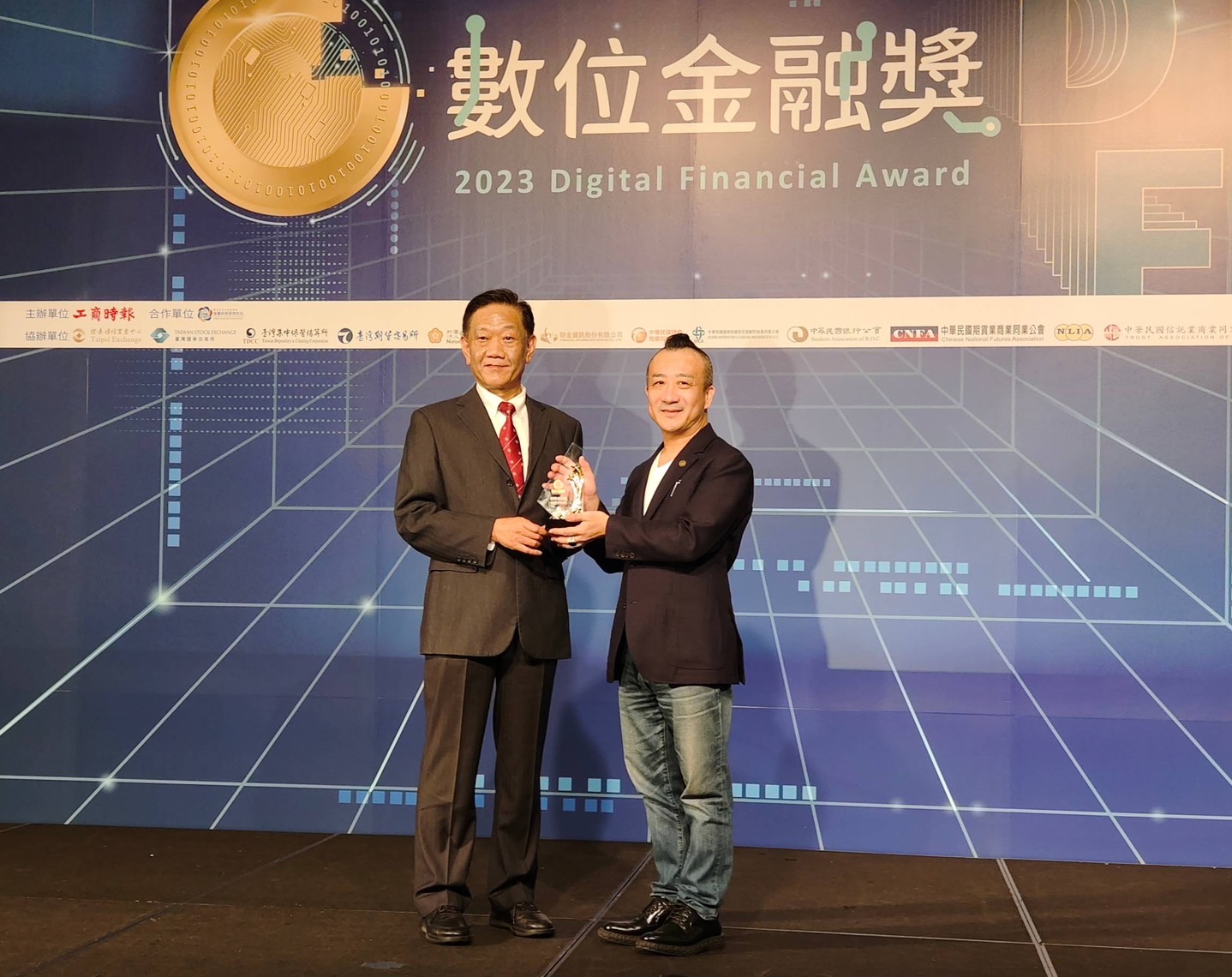台灣萬事達金流董事長胡世均(右一)獲頒由工商時報主辦的數位金融獎的「創新金融獎」，頒獎人工商時報社長陳國瑋(左一)。(圖/台灣萬事達金流提供)。