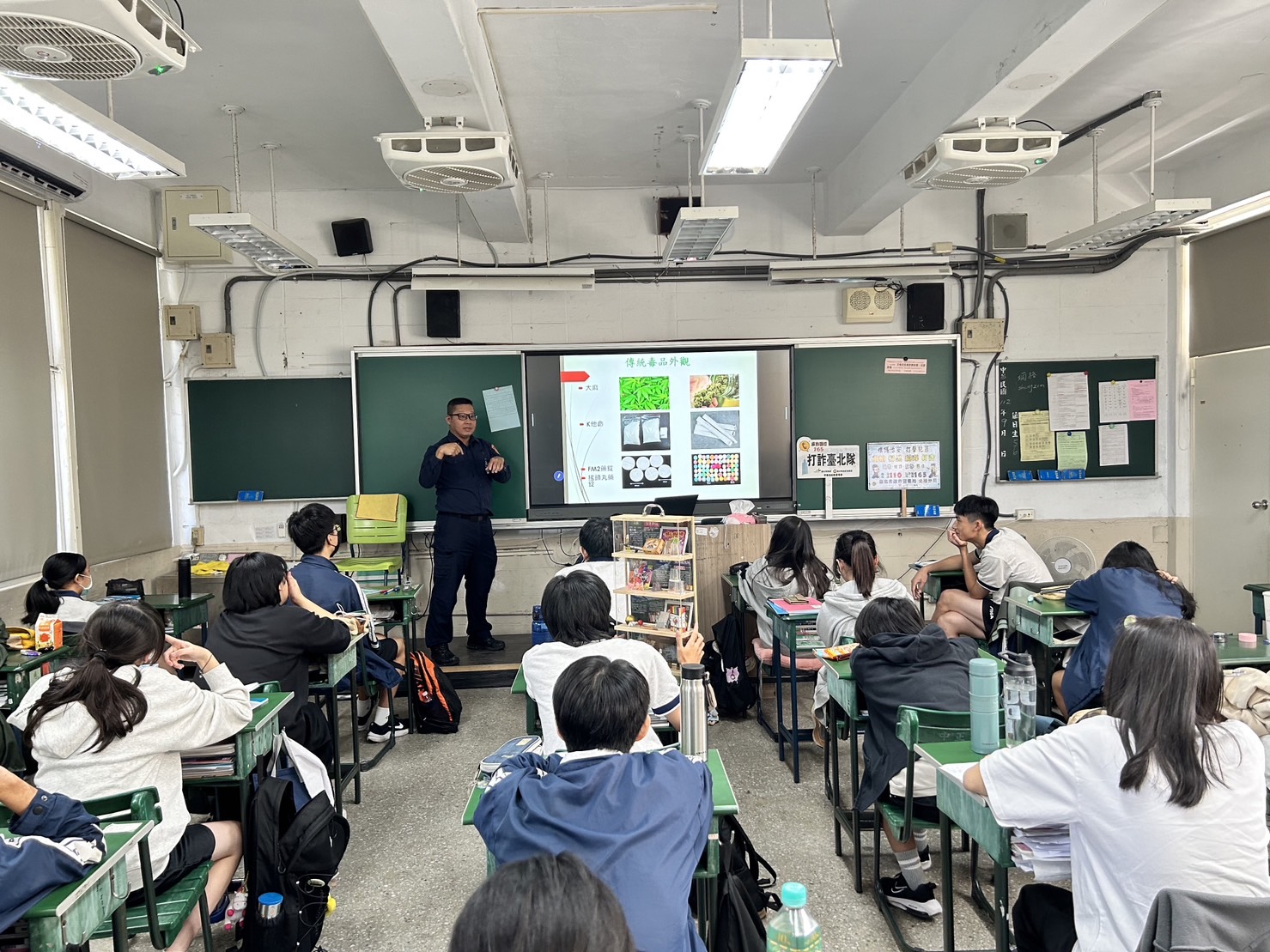 北投分局犯罪預防宣導團前進中正高中，進行犯罪預防宣導。（記者薛秀蓮翻攝)