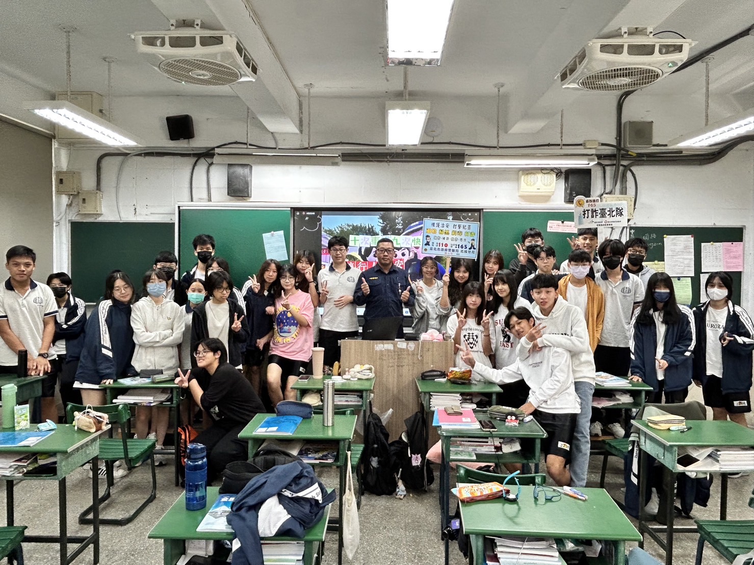 北投分局深入校園，以輕鬆活潑的方式，宣導學子分辨詐騙、向毒品說不。（記者薛秀蓮翻攝)