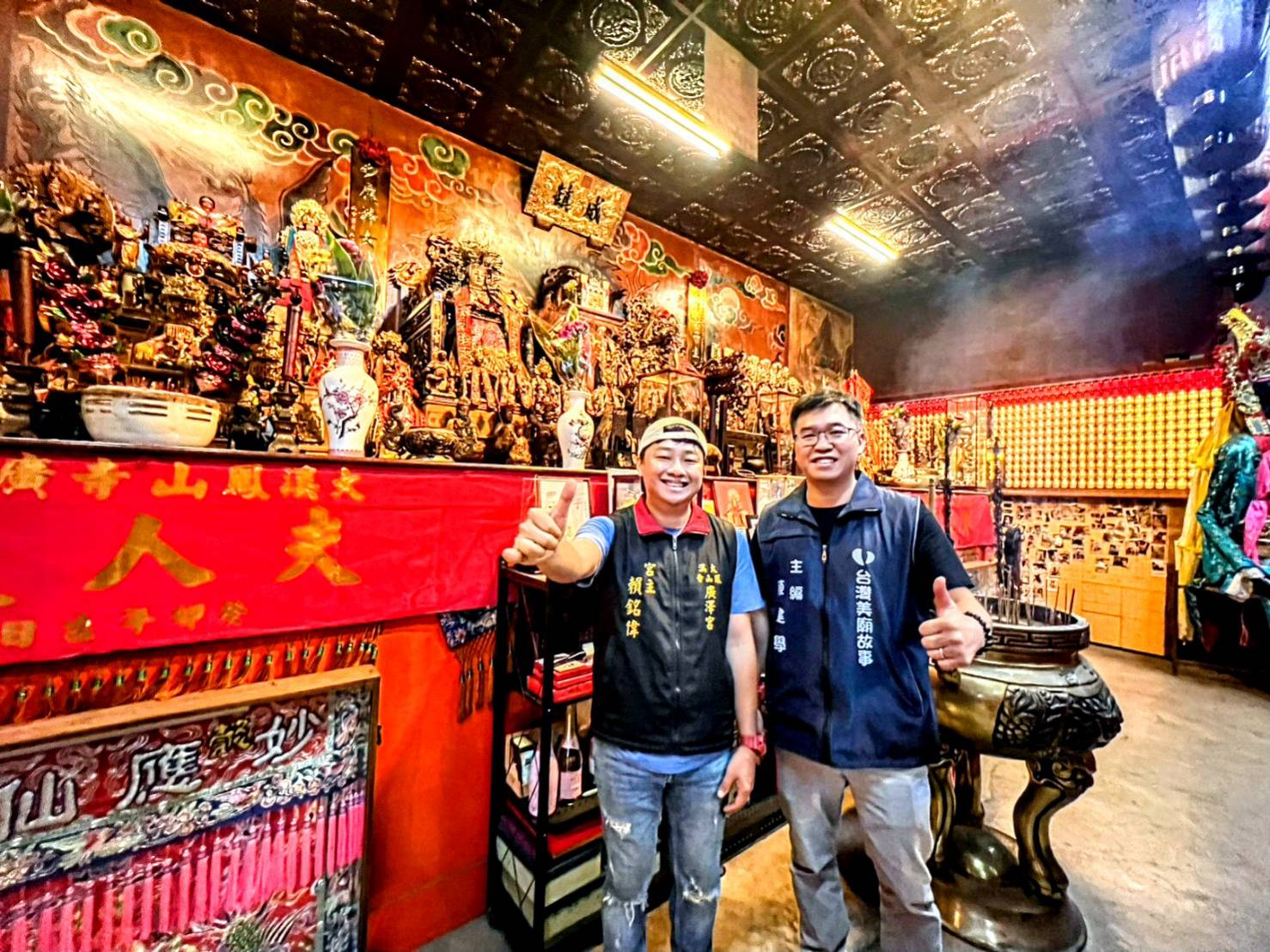 ▲廣澤宮搖滾宮主『賴銘偉』(左)宮廟經營導覽分享,現場氣氛熱烈,活動圓滿順利;右為活動發起暨召集人台灣美廟故事粉絲團版主陳建學(學編)。(圖/台灣美廟故事粉絲團 提供)