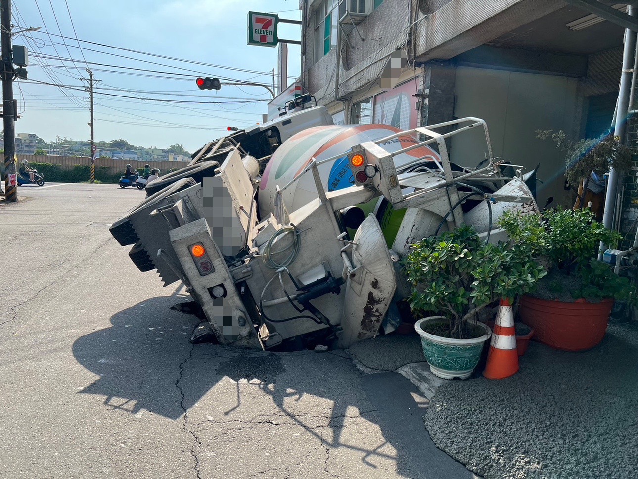 預拌混泥車側翻 無人受傷 林園警交通疏導