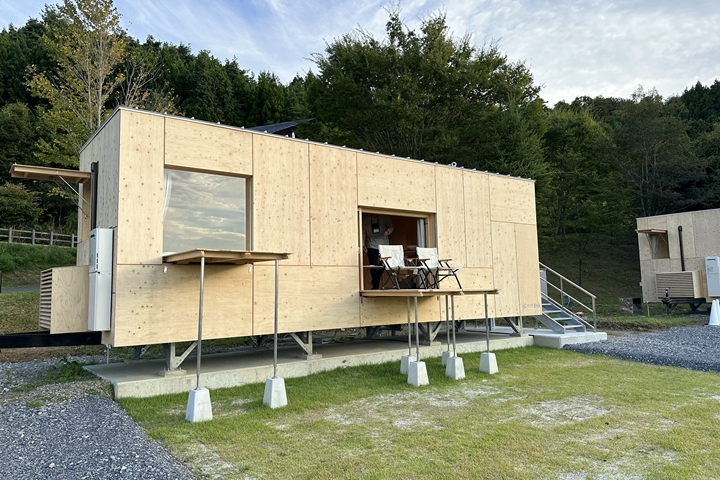 麻雀雖小五臟俱全的「住箱 -JYUBAKO-」由世界知名建築大師隈研吾操刀設計,不用大傷荷包就能住1晚,感受隈研吾建築之美! 圖:日本旅行情報局/來源