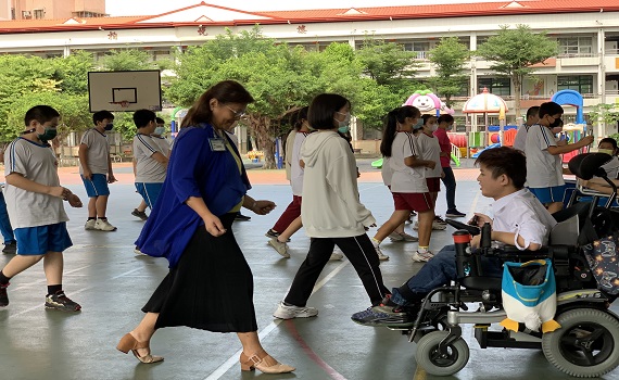 八里教養院生命之美到成州國小　腦麻生與同學舞出動人樂章