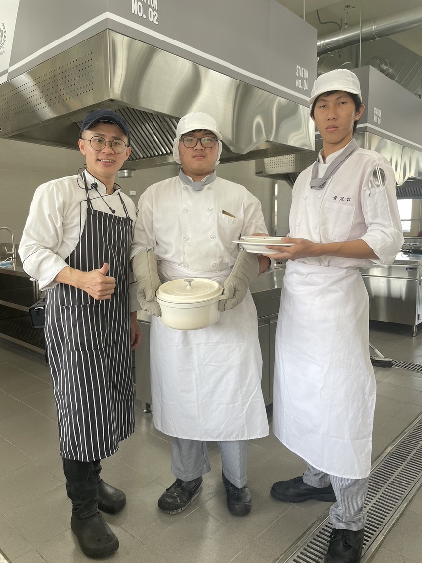 漾新聞|力挺技職 國櫻企業贈高餐附中鑄鐵鍋餐具