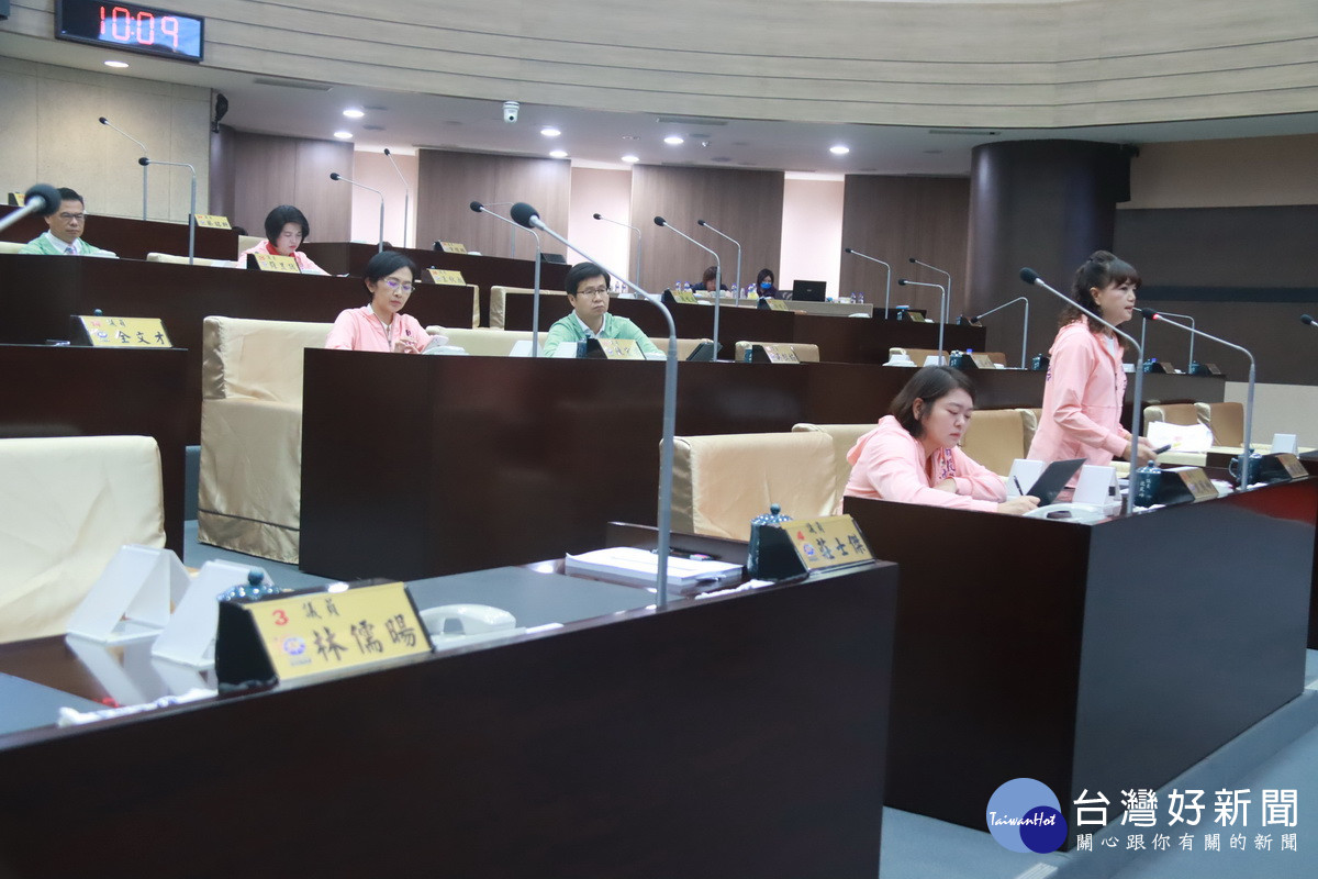 多位議員關心私有地無端被傾倒廢棄土而受罰。（記者扶小萍攝）