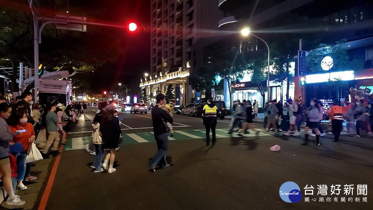 桃園警方投入員警及義交進行交通疏導管制。