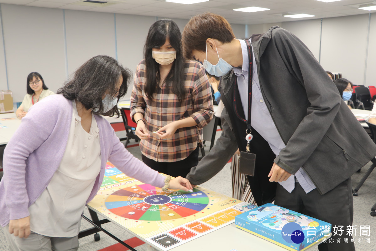 透過桌遊和遊戲化的互動方式，讓員工參與課程並認識永續相關議題。