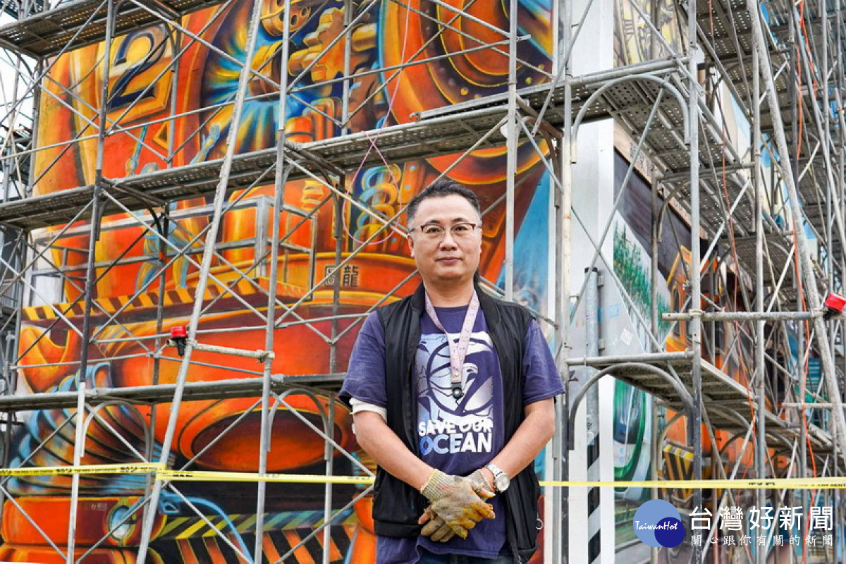 ▲3D地景藝術家「圖龍」蘇家賢與創作中的作品「鋼鐵工人」。