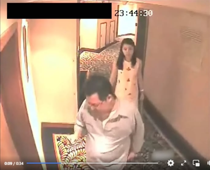 近日網路流傳一段影片疑似鄭文燦與一名女子開房間,鄭文燦今澄清「我不是影中人」。翻攝網路畫面