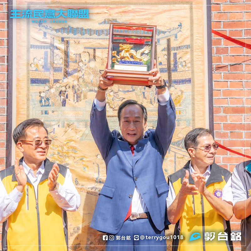 郭台銘辦公室呼籲國民黨主席朱立倫修正5月的錯誤,徵召郭台銘,才能真正實現藍白合。圖/引自郭台銘臉書