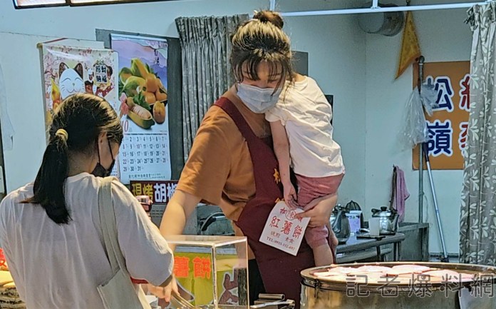 獨家/梧棲漁市美食街老闆娘左手抱童右手做生意 網「母愛偉大 怎能不孝順」 58 3 5 scaled | 生活 生活 記者爆料網