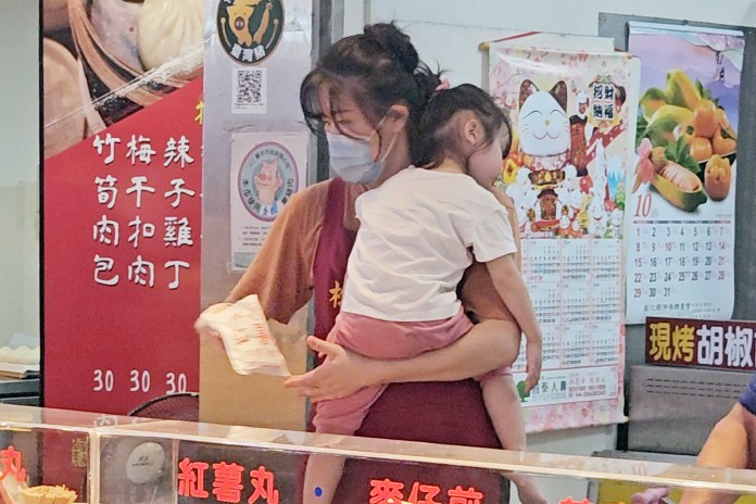 獨家/梧棲漁市美食街老闆娘左手抱童右手做生意 網「母愛偉大 怎能不孝順」 57 2 17 | 生活 生活 記者爆料網