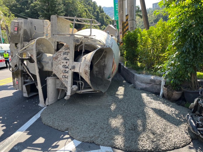 新店混凝土車不明原因翻覆 駕駛遭「夾困」無生命跡象送醫 55 S 53485776 0 | 社會 社會 記者爆料網