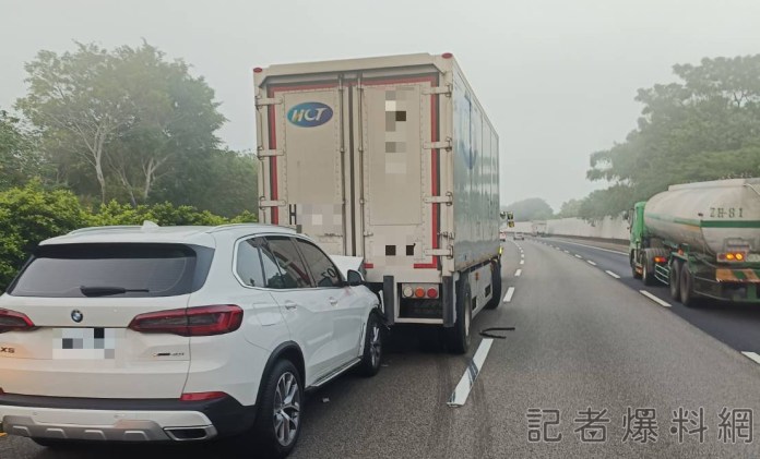 車頭怎不見了?! 國道聯結車車鉤斷裂致子車滑停 小客車碰撞釀1傷 61 1 49 | 社會 社會 記者爆料網