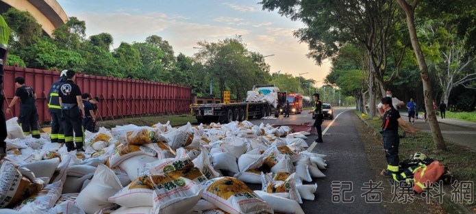 白米散落一地!曳引車駕駛恍神自撞 30噸白米過半掉落1女被壓傷 58 210736 | 社會 社會 記者爆料網