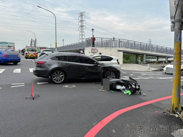 機車路口直行撞上左轉轎車 女騎士當場拋飛"空轉3圈半"重摔落地 65 台南,車禍,左轉轎車,女騎士,空轉3圈半