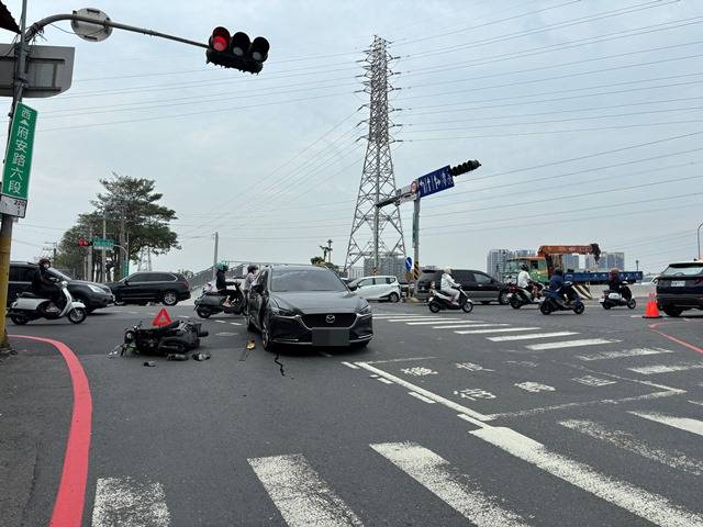 機車路口直行撞上左轉轎車 女騎士當場拋飛"空轉3圈半"重摔落地 63 台南,車禍,左轉轎車,女騎士,空轉3圈半