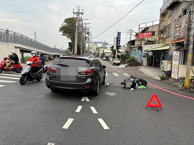 機車路口直行撞上左轉轎車 女騎士當場拋飛"空轉3圈半"重摔落地 64 256411 0 | 社會 社會 記者爆料網