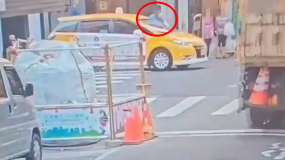 小黃路口倒車!差點撞上楊麗菁經紀人 還罵「王X蛋」 65 A new | 社會 社會 記者爆料網