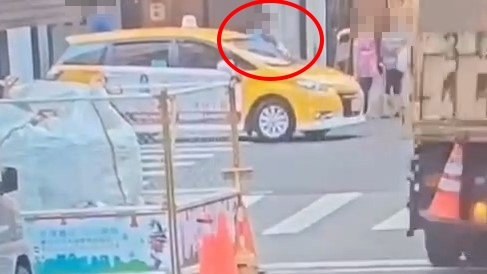 小黃路口倒車!差點撞上楊麗菁經紀人 還罵「王X蛋」 66 C new | 社會 社會 記者爆料網