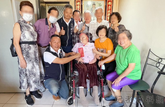 獨家/台中公所發重陽禮金PO失能長輩合影照 挨批「過度操作」 64 A1 2 | 生活 生活 記者爆料網