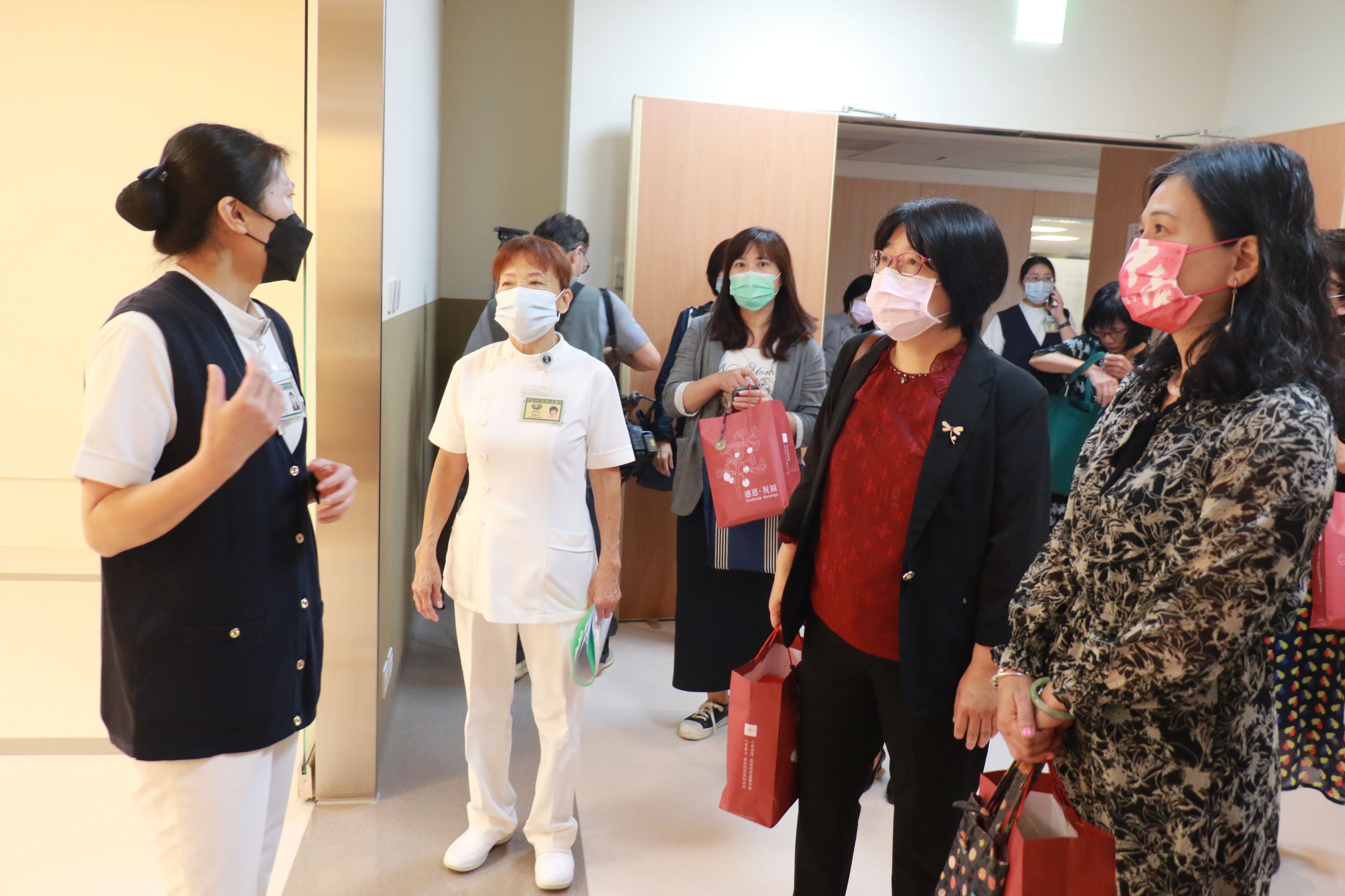 台中慈院護理部主任李玉茹(左一)、顧問張梅芳(左二)帶領中臺科技大學貴賓參訪大愛電視臺在台中慈院打造的大愛醫療棚暨臨床訓練中心。