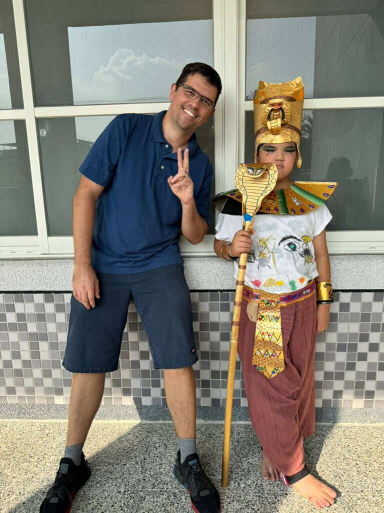 親師生同扮裝歡度萬聖節