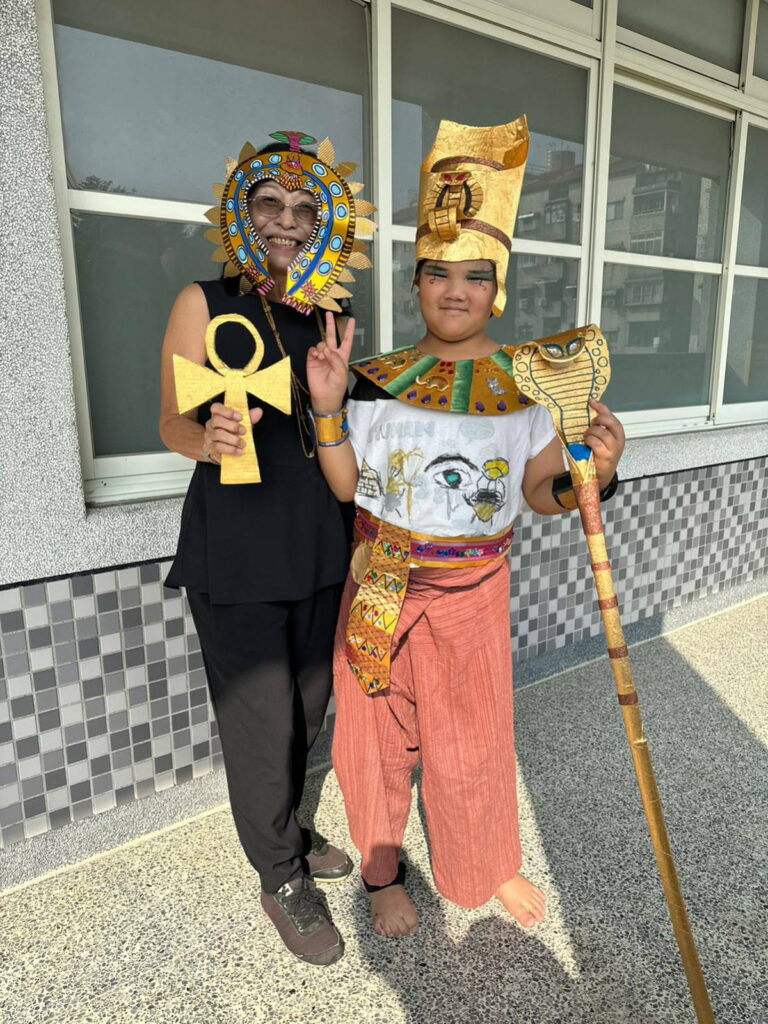 親師生同扮裝歡度萬聖節