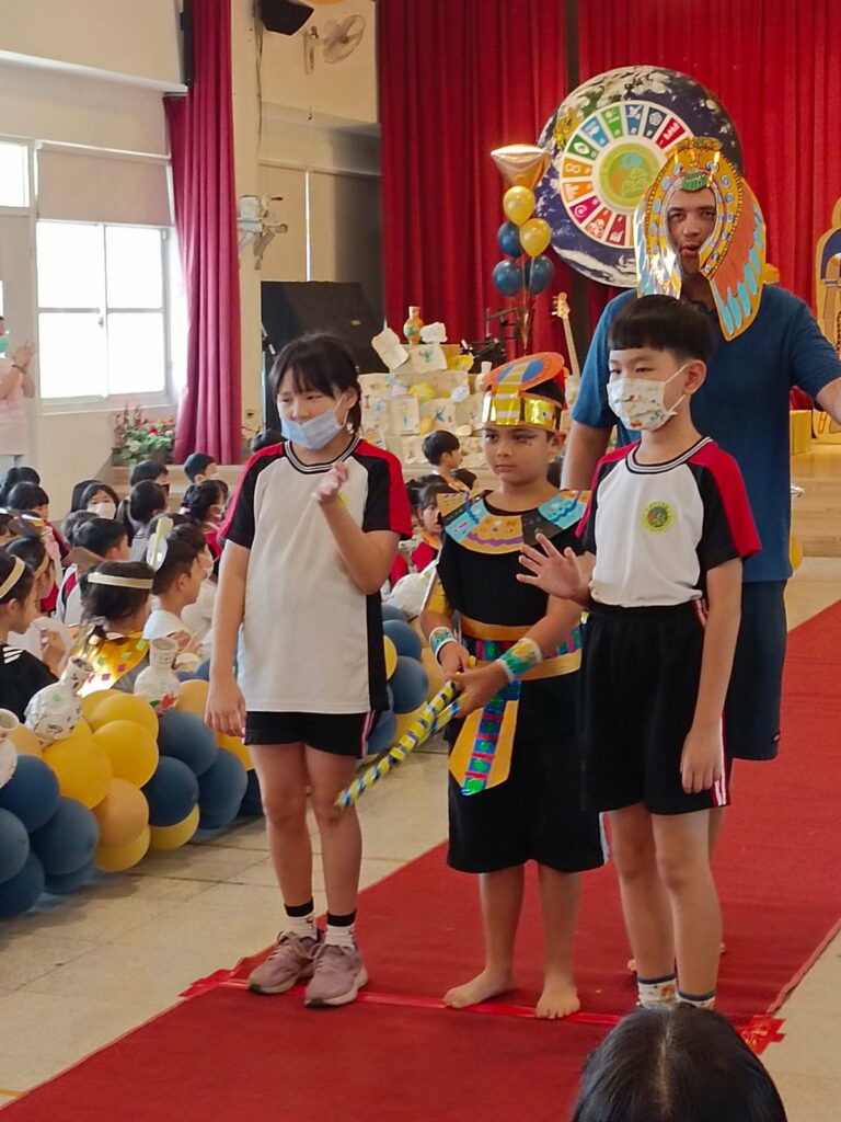 親師生同扮裝歡度萬聖節
